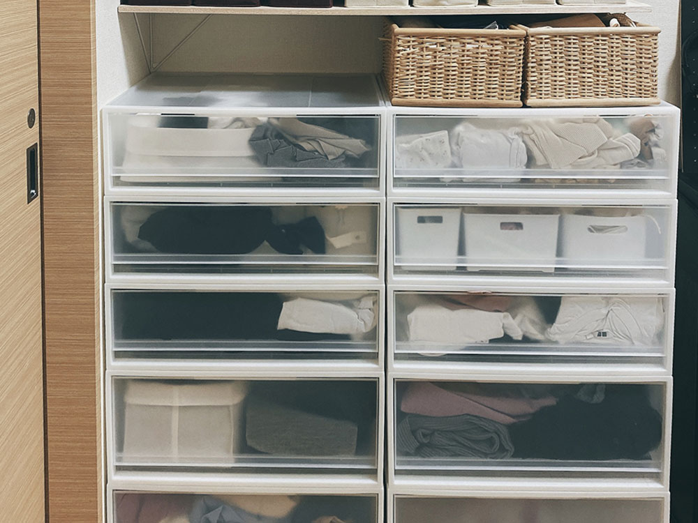 今すぐ着ない服は預けて、今のシーズン着る衣類は収納ケースで管理