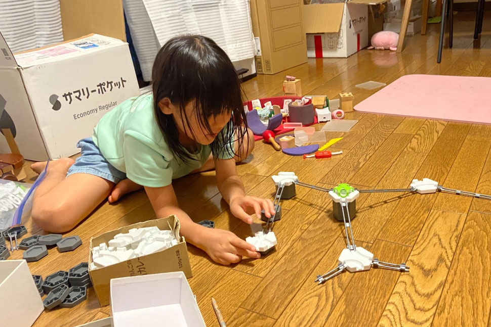届いたボックスからおもちゃが出てくるたびに子どもたちが遊びだしてしまうことも……